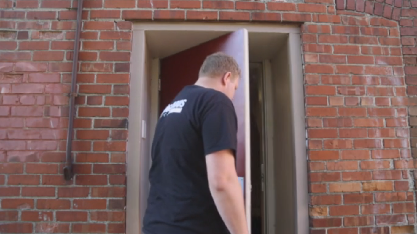 Amal Graafstra opent een deur met onderhuidse chip. [Foto: screenshot RTL Late Night]